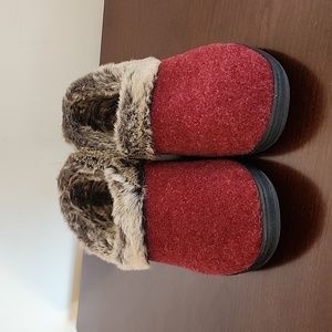 Womens Acorn Chinchilla slippers- size 9.5-10.5